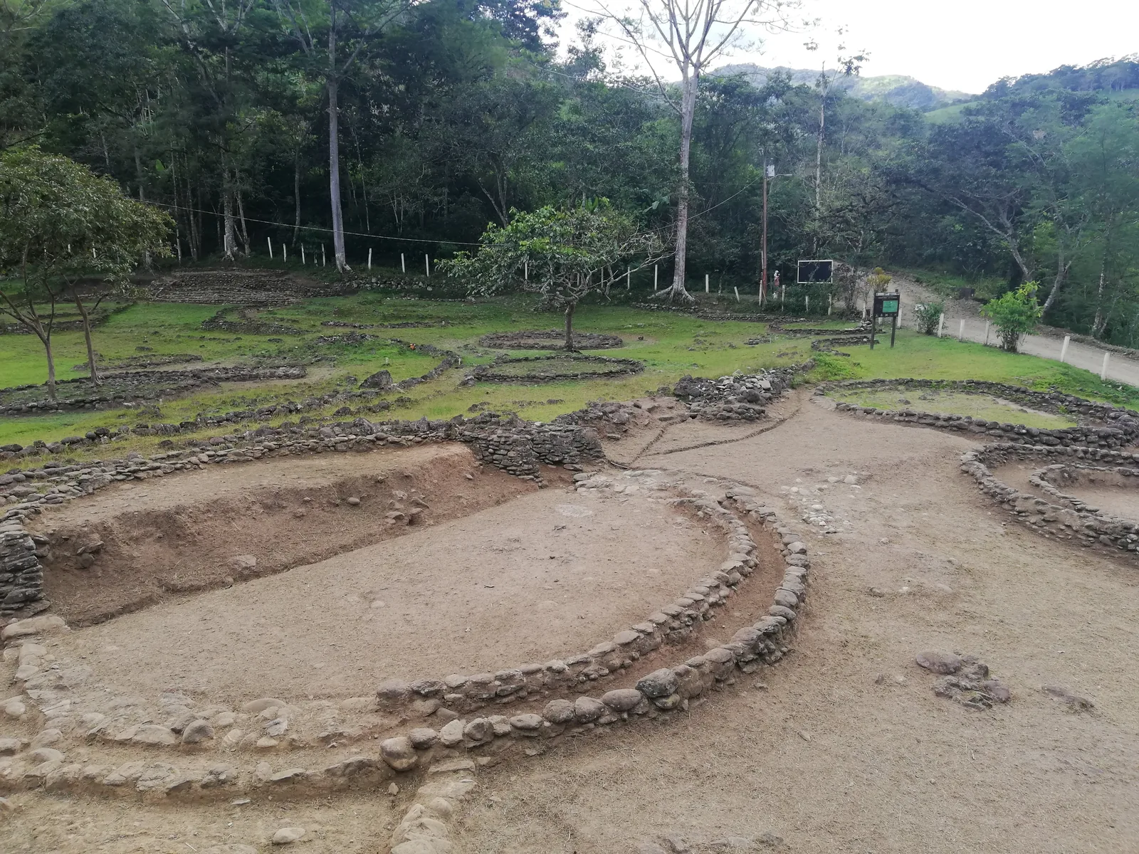 Vista de las estructuras de piedra del sitio arqueológico Santa Ana-La Florida, rodeadas por vegetación